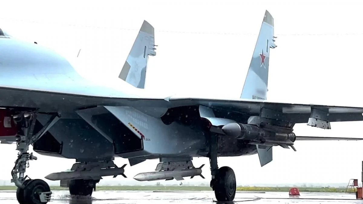 Росіяни показали Су-35С у "&lrm;режимі звіра": які саме ракети несе винищувач (фото)