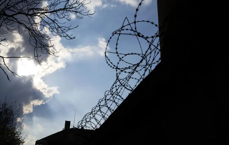 Російська Федерація організувала спеціальний барак для осіб, які отримали вироки за свою антивоєнну позицію. 1