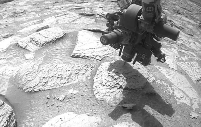 Ровер Curiosity на Марсі здійснив буріння в камені, що стало несподіванкою для науковців. Які події відбулися, і як дослідники вирішили цю ситуацію - фото. 1
