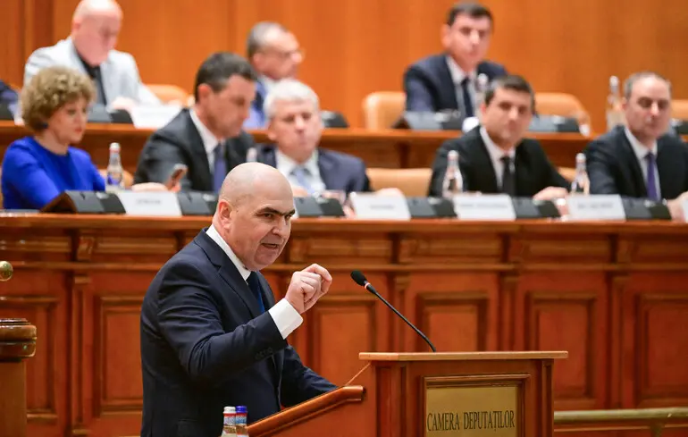 Румунія усунула з посади проєвропейський уряд, що стало наслідком голосування за недовіру. 1