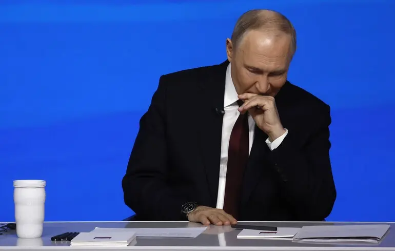 Слова Путіна щодо закінчення війни в Україні отримали аналіз від Bloomberg. Експерти видання розглянули, що ці висловлювання можуть свідчити про зміну стратегії Росії та можливі наміри щодо мирних переговорів. Водночас, вони підкреслили, що реальні дії Москви можуть не відповідати заявленим намірам. 1