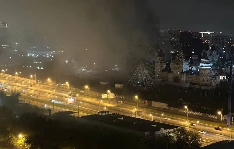 У Москві спостерігається пожежа в Кремлі Ізмайлівському. 1