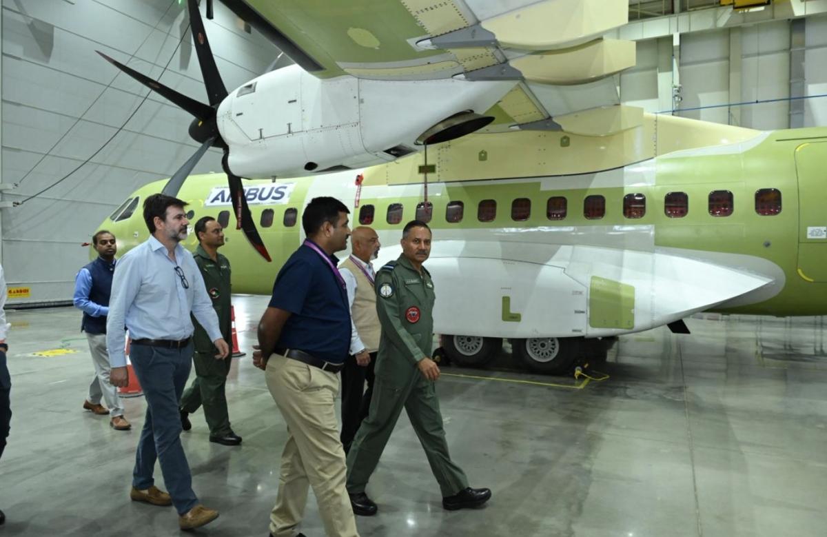 В Індії виготовили перший військово-транспортний літак C-295 (фото) 1 В Індії зібрали перший військово-транспортний літак C-295 (фото)