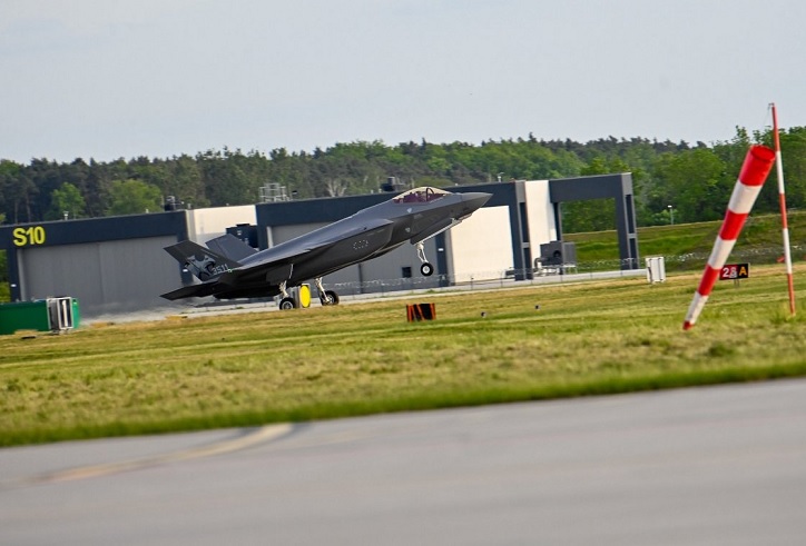 В Польшу прибыли первые истребители пятого поколения F-35 До Польщі прибули перші винищувачі п’ятого покоління F-35. 1