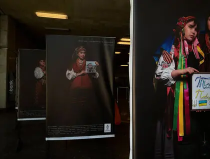 Виставка на Золотих воротах - у метро відкрили фотопроєкт Горизонти надії про родини захисників - фото 1