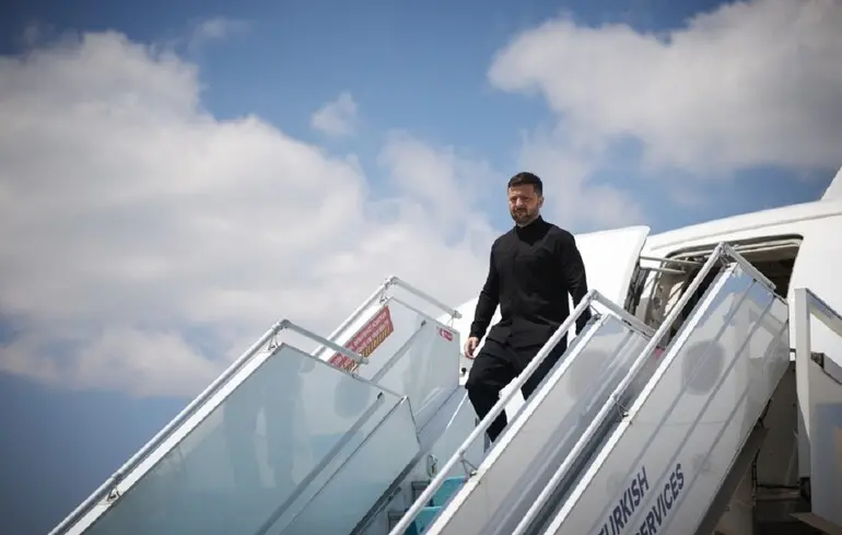 Візит президента Зеленського до Вірменії відбувся в рамках саміту Європейського політичного співтовариства, де він проведе двосторонні переговори. 1