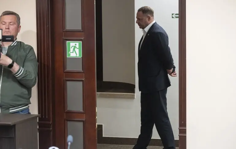 Єрмак, після сплати застави, покинув слідчий ізолятор - відео - новини України. Єрмак, після сплати застави, покинув слідчий ізолятор - відео - новини України. 1
