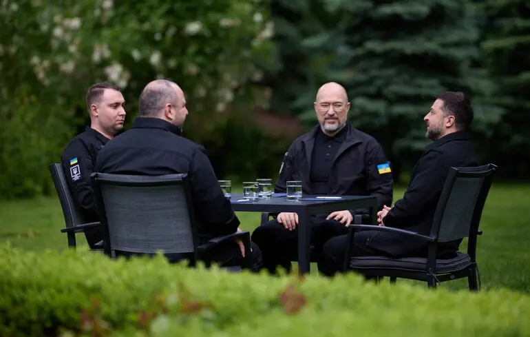 Зеленський провів зустріч із Шмигалем, Будановим та Умєровим, під час якої президент оголосив про підготовку значущих переговорів. 1