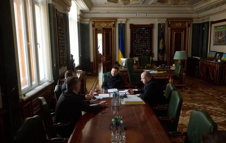 Журнал The Economist повідомляє про можливе продовження війни на кілька років у контексті мирних переговорів. 1