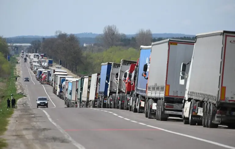 Близько 50% експорту аграрної продукції автомобільним транспортом здійснено до Польщі. 1