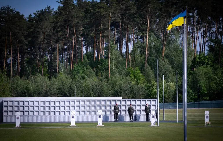Юристи Верховної Ради України охарактеризували зміни до законопроєкту щодо розміщення Національного військового меморіального комплексу в Мархалівці як фіктивні. 1