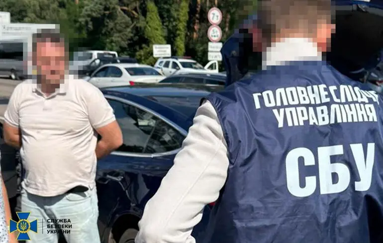 Суд ухвалив рішення звільнити детектива НАБУ Гусарова від відповідальності у справі, що його стосується. Причини цього рішення не були розкриті. 1