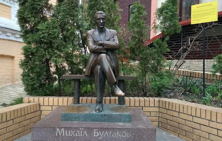 У центрі Києва знесли пам’ятник Михайлу Булгакову — відео 1
