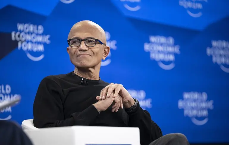 Генеральний директор Microsoft підкреслив важливість отримання суспільної довіри у контексті залежності штучного інтелекту від кількох великих технологічних компаній. 1