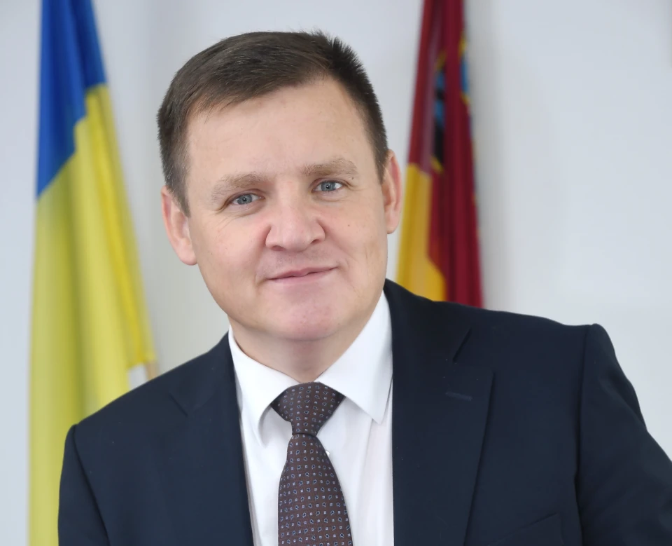 Як місто чорнобильців Славутич будує свій енергоострів, аби захиститись від блекауту Славутич, місто, засноване чорнобильцями, реалізує проект створення енергоострова для забезпечення захисту від можливих блекаутів. 2