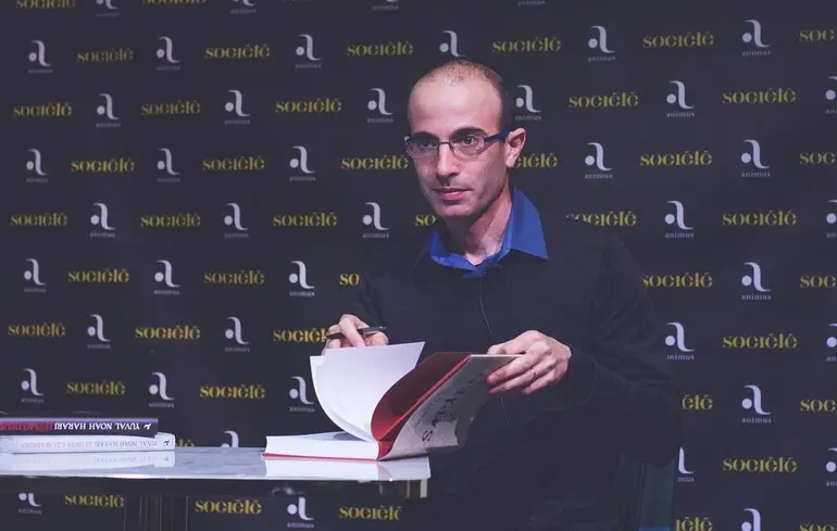 Книги, які рекомендує прочитати Ювал Ной Харарі - видання допоможуть зрозуміти ШІ, політику та майбутнє - новини культури 1