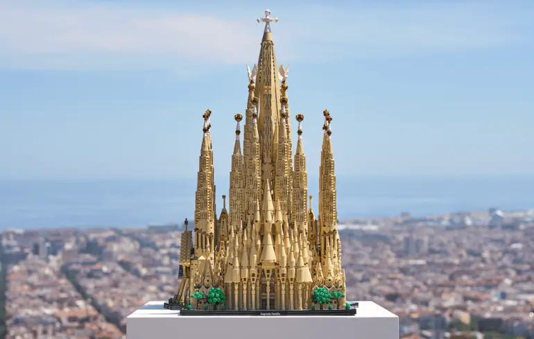 Компанія LEGO анонсувала випуск найбільшого набору конструкторів - Sagrada Família, який міститиме більше 12 тисяч елементів. Компанія LEGO анонсувала випуск найбільшого набору конструкторів - Sagrada Família, який міститиме більше 12 тисяч елементів. 1
