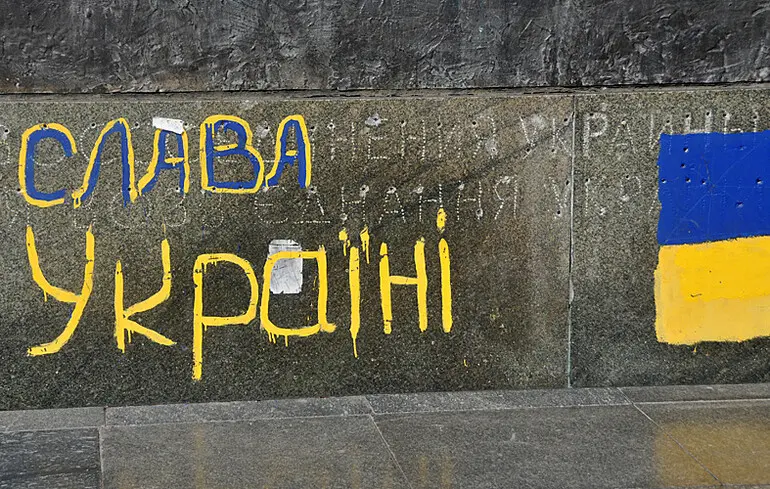 Національний банк України вводить в обіг нові банкноти номіналом 100 гривень, які міститимуть відоме патріотичне гасло. 1