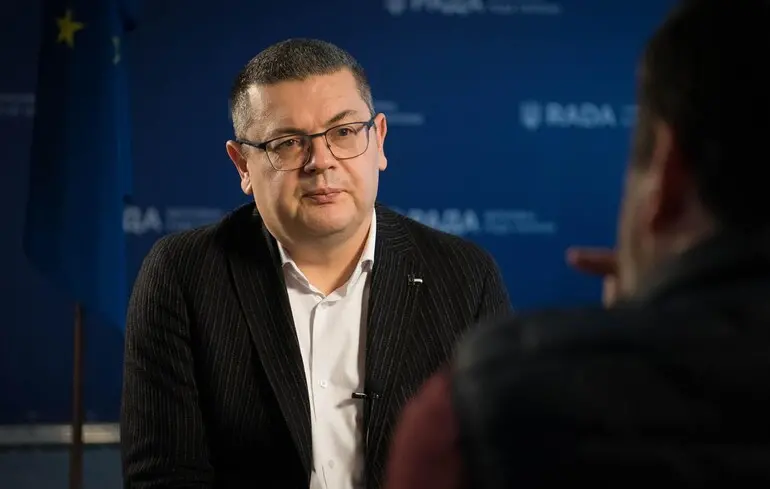 Олександр Мережко озвучив два можливі шляхи вирішення кризи, що виникла між Україною та Польщею. Олександр Мережко озвучив два можливі шляхи вирішення кризи, що виникла між Україною та Польщею. 1