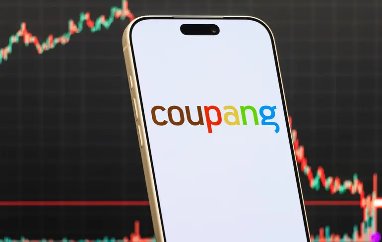 Південна Корея наклала штраф на Coupang у розмірі 409 мільйонів доларів, що стало рекордною сумою. Причиною цього рішення стало недостатнє забезпечення кібербезпеки компанії. 1