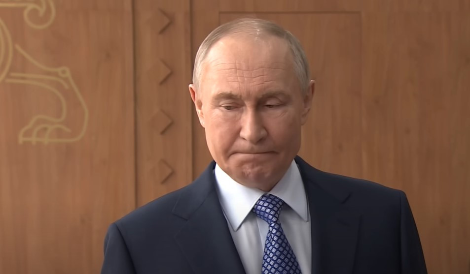 Яценюк прокоментував ситуацію з російською економікою, зазначивши, що Путін зруйнував сьогоднішній день країни. 1