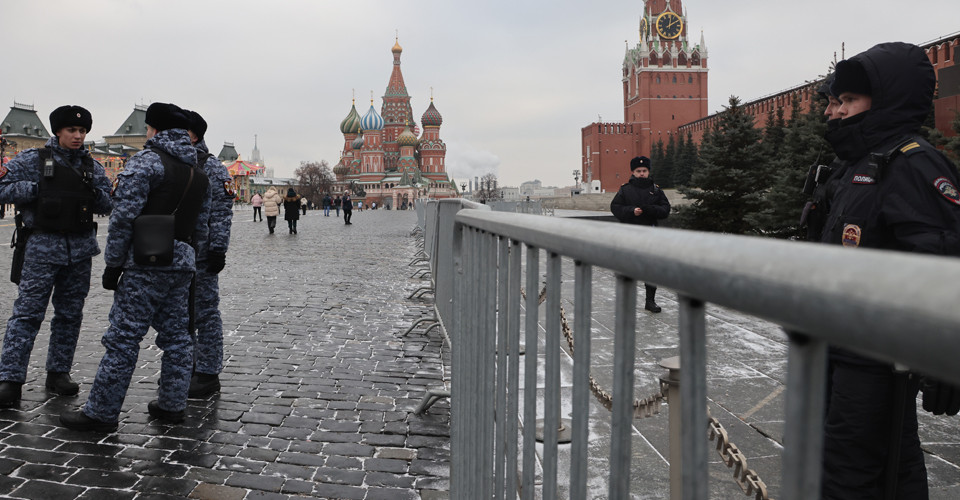 Лукас зазначив, що росіяни здатні витримувати труднощі, і масового бунту не відбудеться. 1