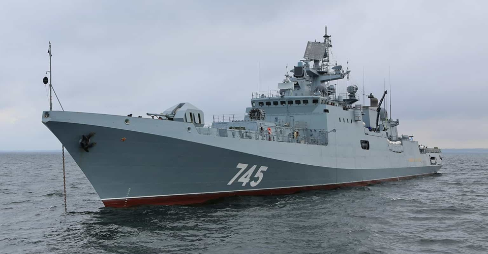 Російський фрегат виконав попереджувальні постріли у напрямку британської яхти. 1