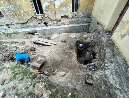 Розкопки Окольного замку - археологи відкопали засипану 300 років тому вежу поруч із бастіоном Чорторийських - фото 2