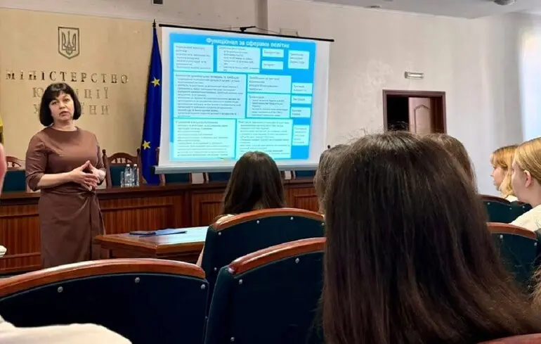 Сім'я заступника міністра юстиції Людмили Кравченко придбала три квартири бізнес-класу в Києві, згідно з проведеним розслідуванням. Сім'я заступника міністра юстиції Людмили Кравченко придбала три квартири бізнес-класу в Києві, згідно з проведеним розслідуванням. 1