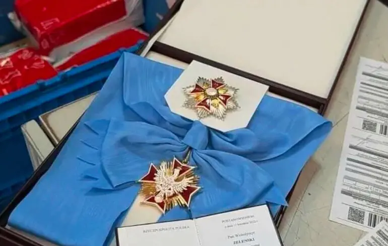 Смілянський роз'яснив, чому Орден Білого Орла був відправлений через Нову Пошту, а не Укрпоштою. Смілянський роз'яснив, чому Орден Білого Орла був відправлений через Нову Пошту, а не Укрпоштою. 1