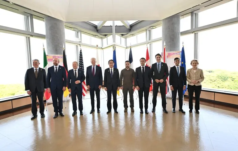 У Женеві відбувся протест проти G7, під час якого було підпалено автомобіль Tesla та пошкоджено банк. 1