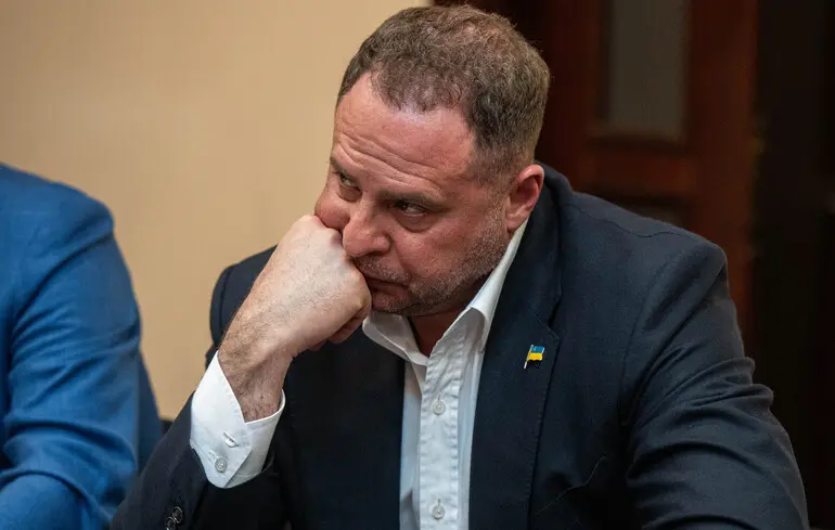 Відомо, що між Андрієм Єрмаком та Андрієм Портновим існували напружені стосунки, які стали предметом конфлікту. Причини цього протистояння пов'язані з політичними розбіжностями та різними поглядами на управлінські питання. Відомо, що між Андрієм Єрмаком та Андрієм Портновим існували напружені стосунки, які стали предметом конфлікту. Причини цього протистояння пов'язані з політичними розбіжностями та різними поглядами на управлінські питання. 1