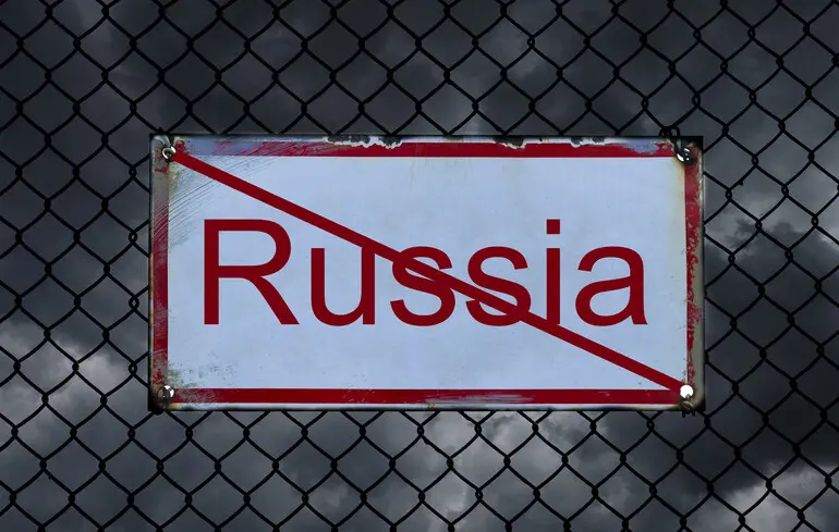 Європейський Союз запровадив санкції проти Росії, внаслідок чого під обмеження потрапили 81 особа. 1